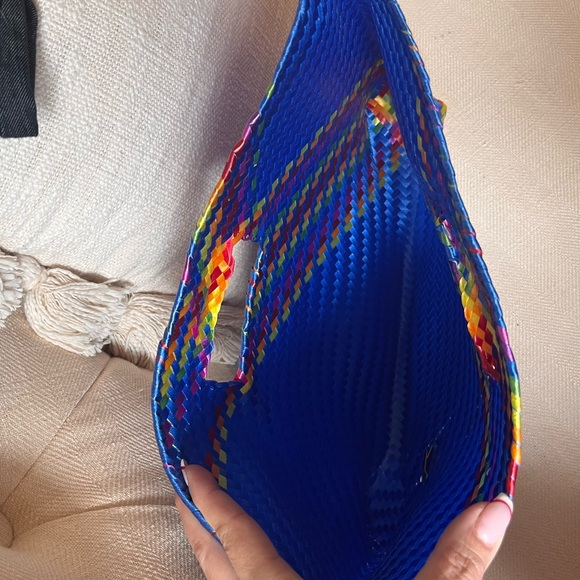 Lightweight woven handbag. - Picture 4 of 4